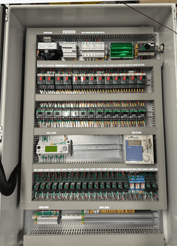 Techniciens sur site industriel